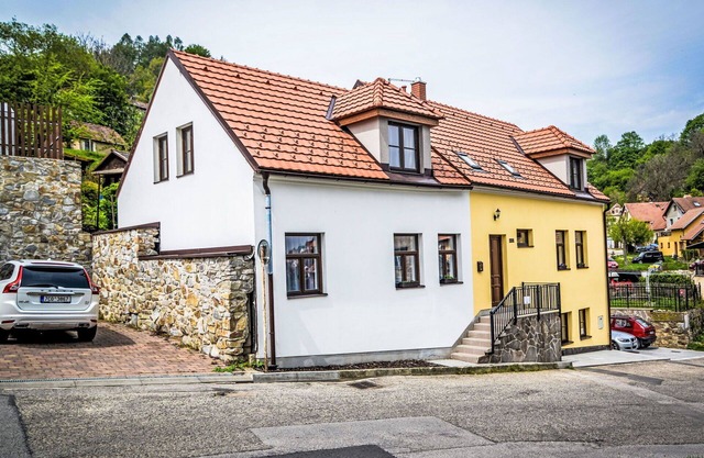Beautiful apartment for 5 guests with WIFI, patio and pets allowed