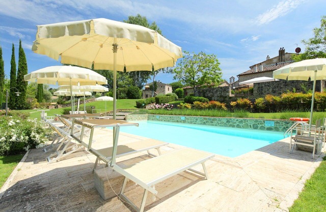 Beautiful apartment in villa for 6 people with WIFI, pool, TV and patio