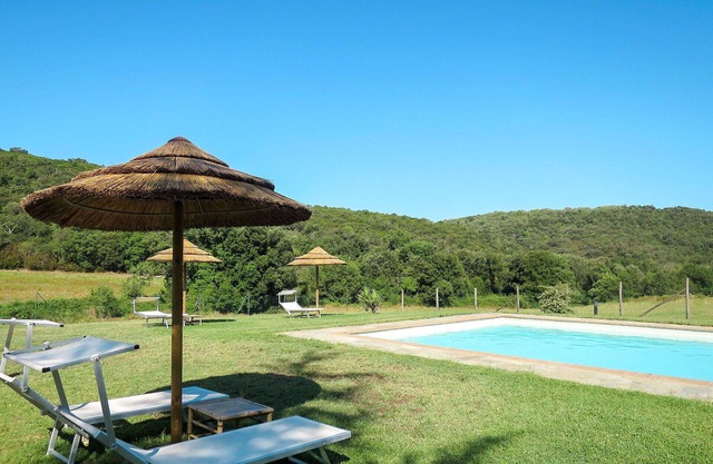 Beautiful apartment in villa for 2 people with WIFI, pool, TV and patio