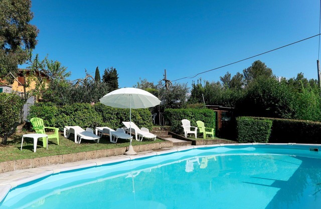Beautiful apartment in villa for 4 guests with pool, TV, patio and pets allowed