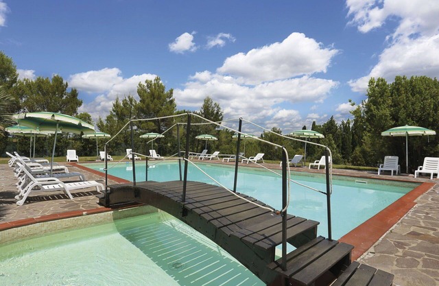 Beautiful apartment in villa for 4 people with WIFI, pool, terrace and pets allowed