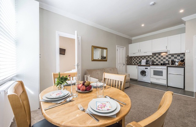 Beautiful apartment ac up to six,12 min by tube from Oxford street,AC