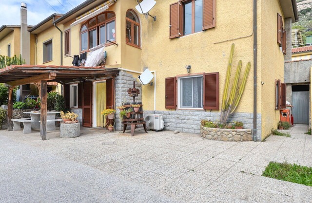 Beautiful apartment for 6 guests with WIFI, A/C, TV, terrace and pets allowed