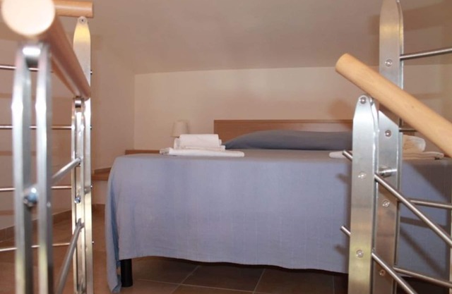 Beautiful apartment for 7 guests with A/C, pool, WIFI, TV, patio, pets allowed and parking