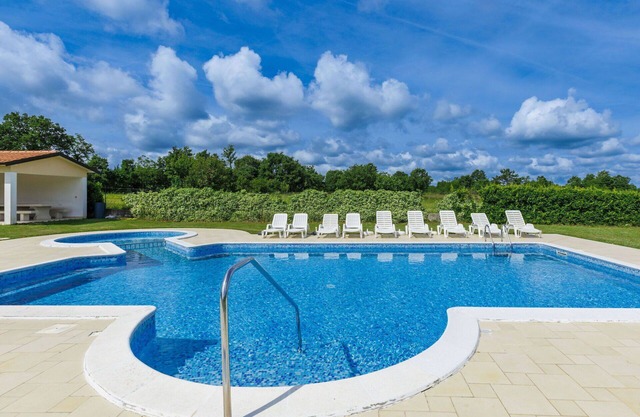 Beautiful apartment for 4 guests with WIFI, A/C, pool, TV, terrace and parking