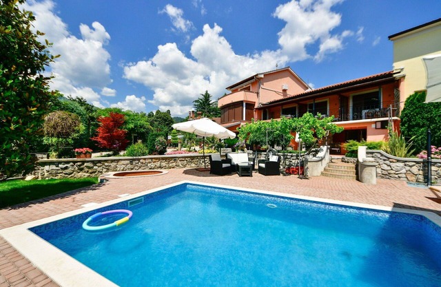 Beautiful apartment for 8 guests with WIFI, private pool, TV, terrace, pets allowed and parking