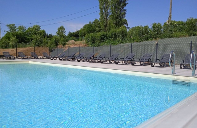 Beautiful apartment in villa for 6 people with internet, pool, TV, terrace, pets allowed and par.