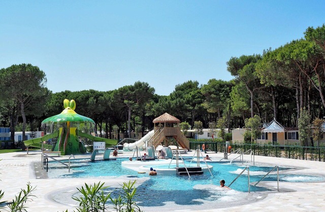 Beautiful apartment in villa for 4 people with A/C, WIFI, pool, TV and patio