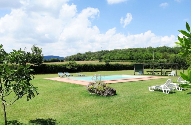 Beautiful apartment in villa for 8 people with WIFI, pool, patio, pets allowed and parking