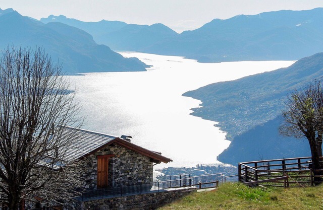 Beautiful apartment in villa for 6 guests with WIFI, TV and patio