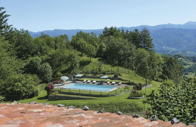 Beautiful apartment in villa for 6 people with WIFI, pool, TV and patio