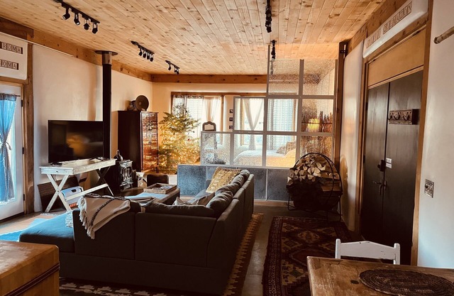 Beautiful artist getaway with mountain views