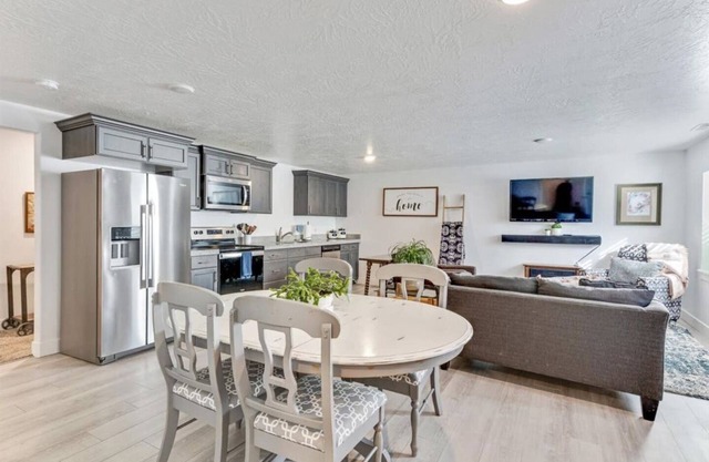 Beautiful Basement Space w/Waffles & Pets Welcome!