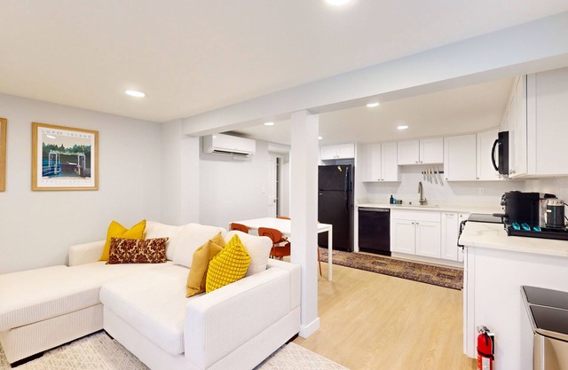 Beautiful basement unit with full kitchen & Wifi in Seattle