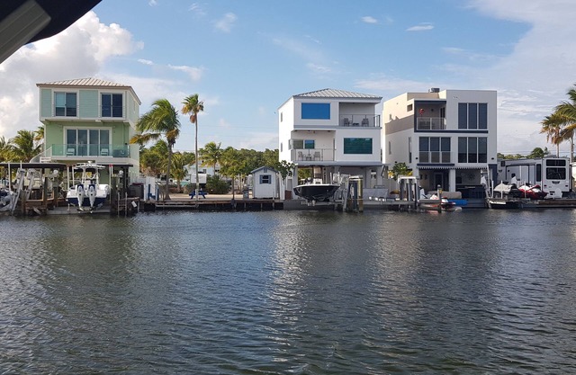 Beautiful Bayfront Tropical Oasis