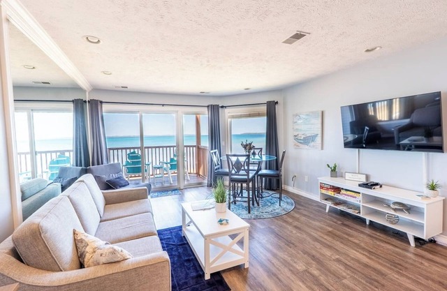 Beautiful Beachfront Condo: Hemingway East 216