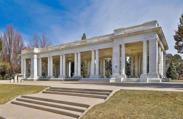 Beautiful bedroom with private bathroom in the heart of Denver