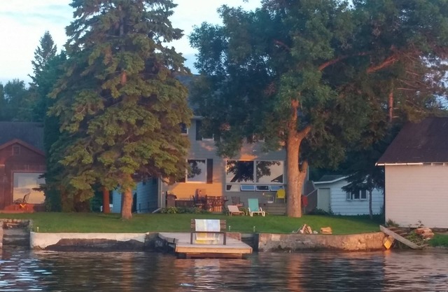 Beautiful border waters lake retreat, 50ft from waters edge! Private dock!