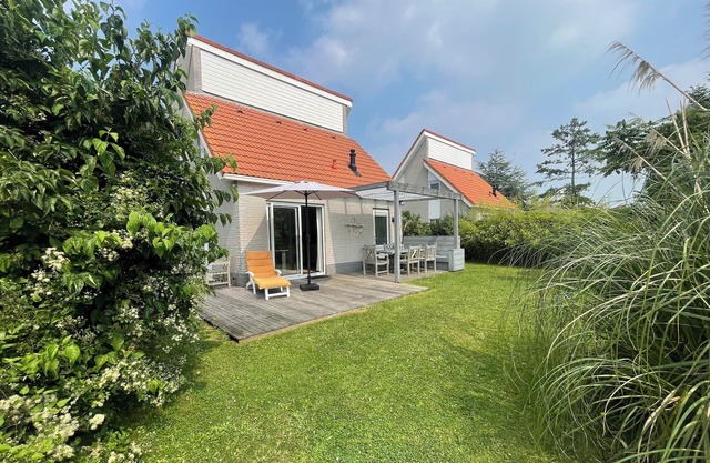 Beautiful bright and cozy house by the sea for six people