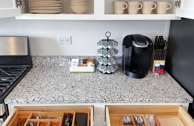 Beautiful Bright Modern Townhome, 3 bdrm, 2.5 bath, pets allowed.