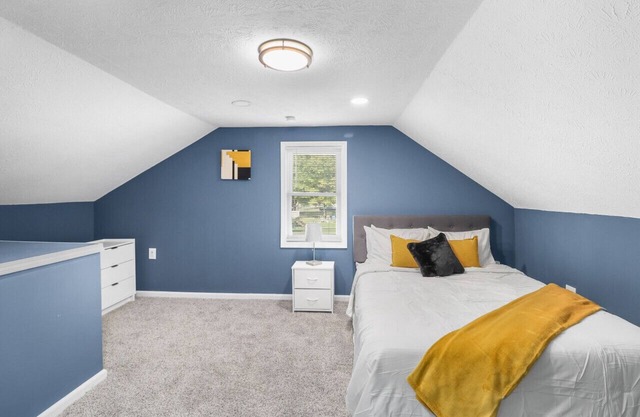 Beautiful Brookpark House: Large home, Huge yard, Self Check-In Haven near IX Center & CLE Airport