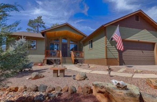 Beautiful Cabin Getaway with a Pine Tree View!