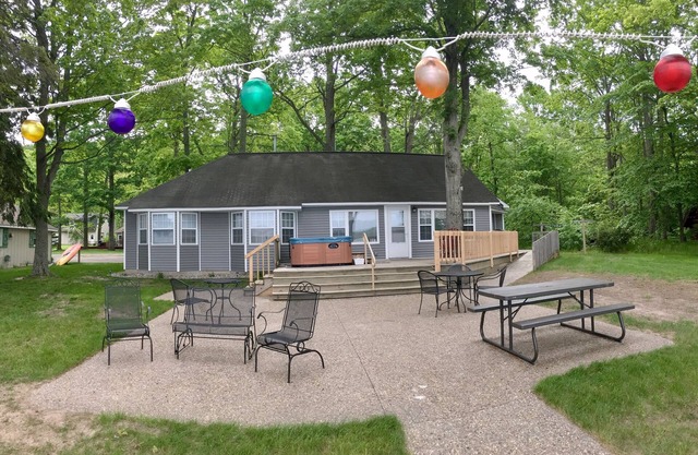 Beautiful Cabin on the Lake with Hot Tub & Sandy Beach!
