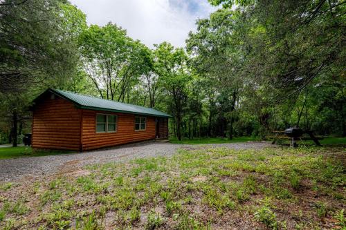 Beautiful Cabin with Hot-tub in Herod, Illinois