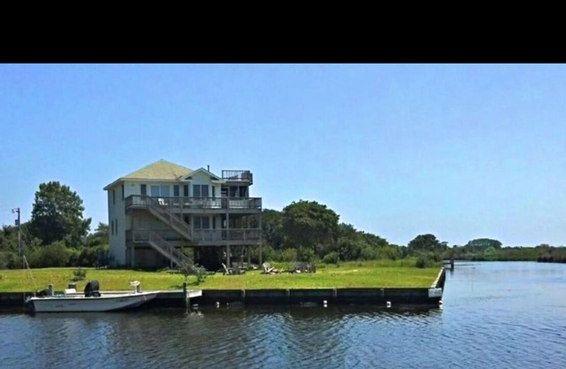 Beautiful Canal front home in 4x4 area beach parking passes and linens included!