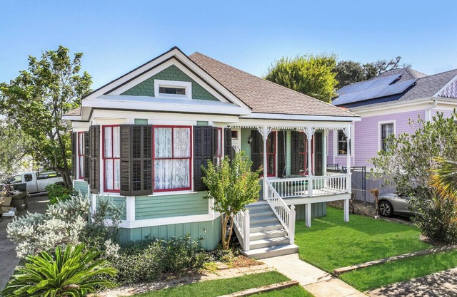 Beautiful Carriage House Apartment.Near Beach,UTMB, Cruise Port, Strand-sleeps 4