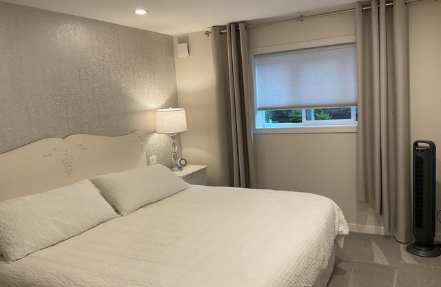 Beautiful Cedar Hill one bedroom, close to UVic