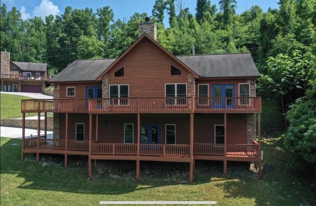 Beautiful cedar home 5 bed 3 bath w/whirlpool tub 2 mile from Twin cove marina