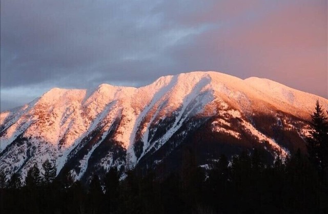 Beautiful Chalet With Mountain Views located 1 mile from Glacier National Park