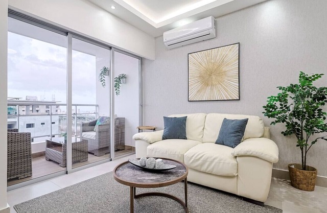 Beautiful City Center 1BR Condo, Full AC, Fast Wi-Fi, King Bed, Pool.