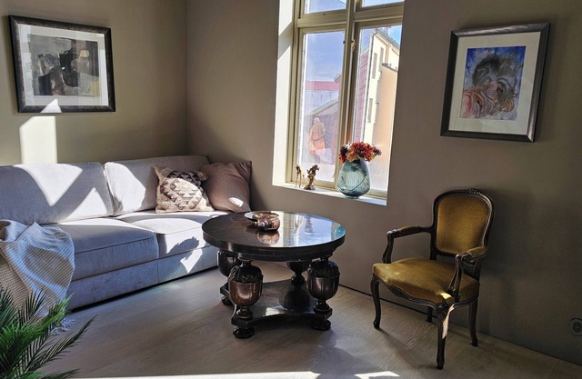 Beautiful classical 4b in heart of old town close to everything