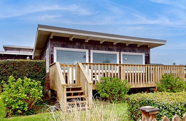 Beautiful & colorful cottage with ocean views & deck - steps to the beach