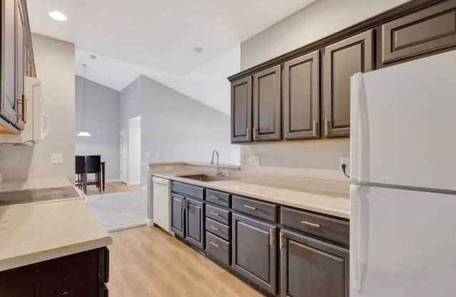 Beautiful condo in Champaign! with pool and gym!