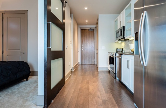 Beautiful condo near bars and restaurants