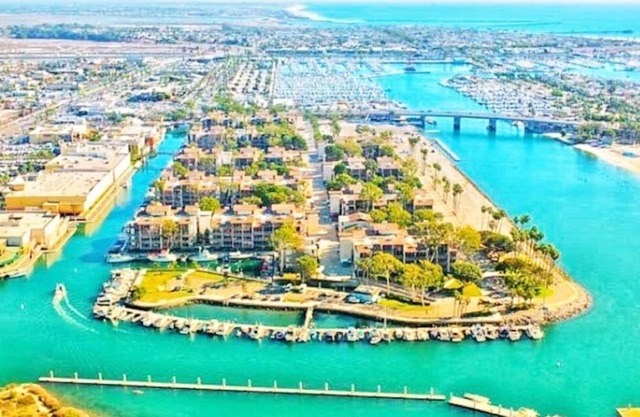 Beautiful Condo over looking Marina , Park your car and walk.