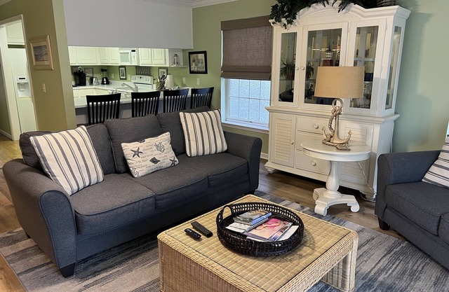 Beautiful condo close to beach & village!