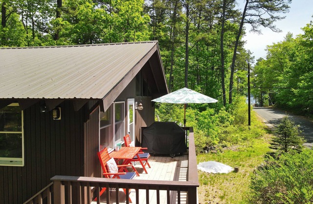 *Beautiful Cottage Just a "Stones Throw" from Beautiful Silver Lake