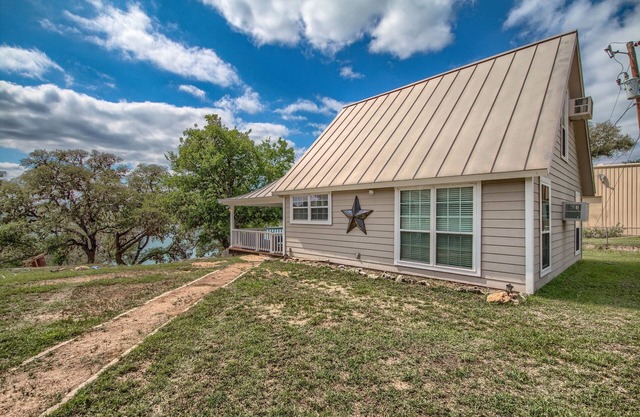 Beautiful Cottage on Canyon Lake that sleeps 6! Over 400 feet of waterfront!