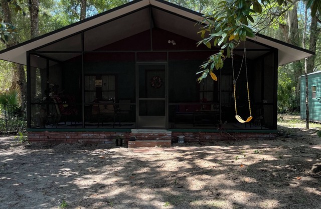 Beautiful cottage on 28 acres of prime land, in Fruitland, Florida!