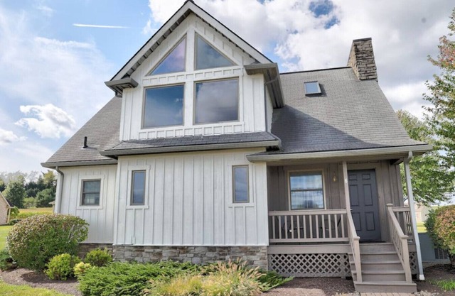 Beautiful Cottage With Seasonal Pool Hot Tub