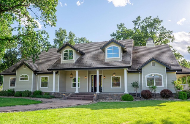 Beautiful Country Home on 2.5 Acres, Nice Furniture, Over 3500 sq ft - Game Area