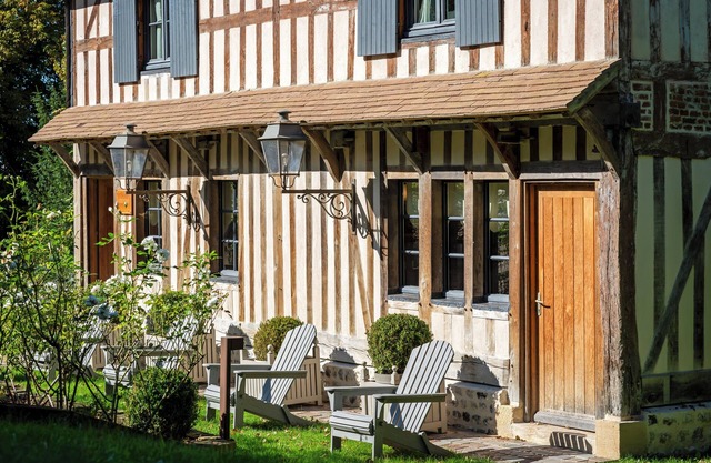 BEAUTIFUL COUNTRY HOUSE, 2 HECTARES PARK AND PRIVATE BEACH ACCESS !