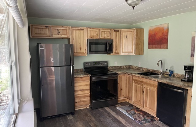 Beautiful, Cozy and Comfortable Alaskan Home. 2 bedroom with queen beds /1 bath.