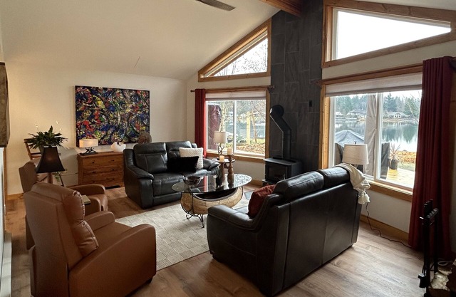 Beautiful, cozy lakeside home, minutes from ski, golf and ocean. Pet- friendly!