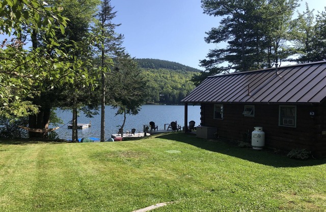 Beautiful cozy Maine log cabin on the water.