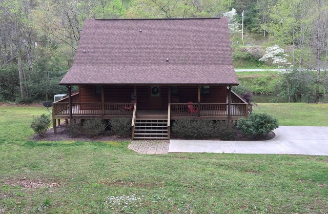 Beautiful Creekside Cabin 3 Bedroom Robbinsville, NC Perfect Family Location!